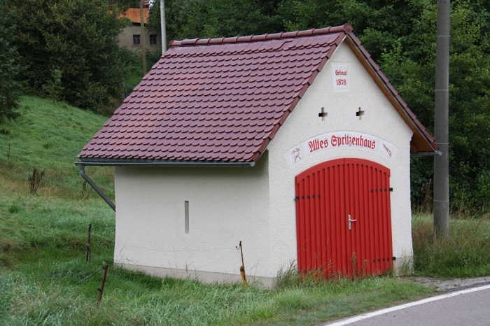 Nach historischem Vorbild restauriertes ehemaliges Spritzenhaus der Freiwilligen Feuerwehr Naundorf.