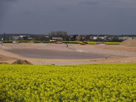 Das Regenrückhaltebecken wird künftig die Oberflächenwässer von 20 Hektar Gewerbefläche aufnehmen.