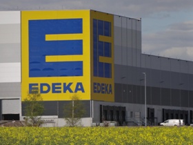 Die beiden Edeka-Logos sind von der Bundesautobahn aus weithin sichtbar. Dies ist nicht verwunderlich, da allein die gelbe Fläche als Logountergrund 18 mal 14 Meter groß ist.