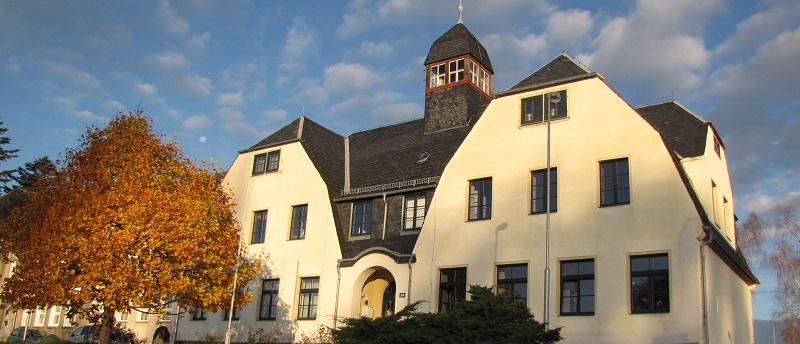 Die Gemeindeverwaltung Striegistal hat in Etzdorf ihren Sitz, das ehemalige Schulgebäude wurde 1996 entsprechend umgebaut.