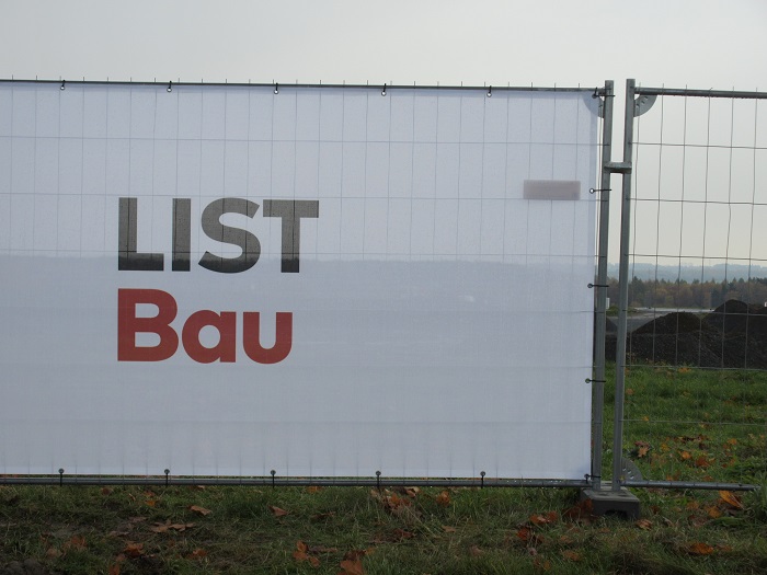 LIST Bau Bielefeld wurde mit dem Bau als Generalunternehmer beauftragt und lässt fast alle Arbeiten durch Unternehmen der Region ausführen.