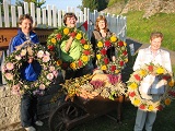 Eine alte Tradition pflegen diese Frauen, sie binden Kränze für das Erntedankfest des Marbacher Heimatvereines.